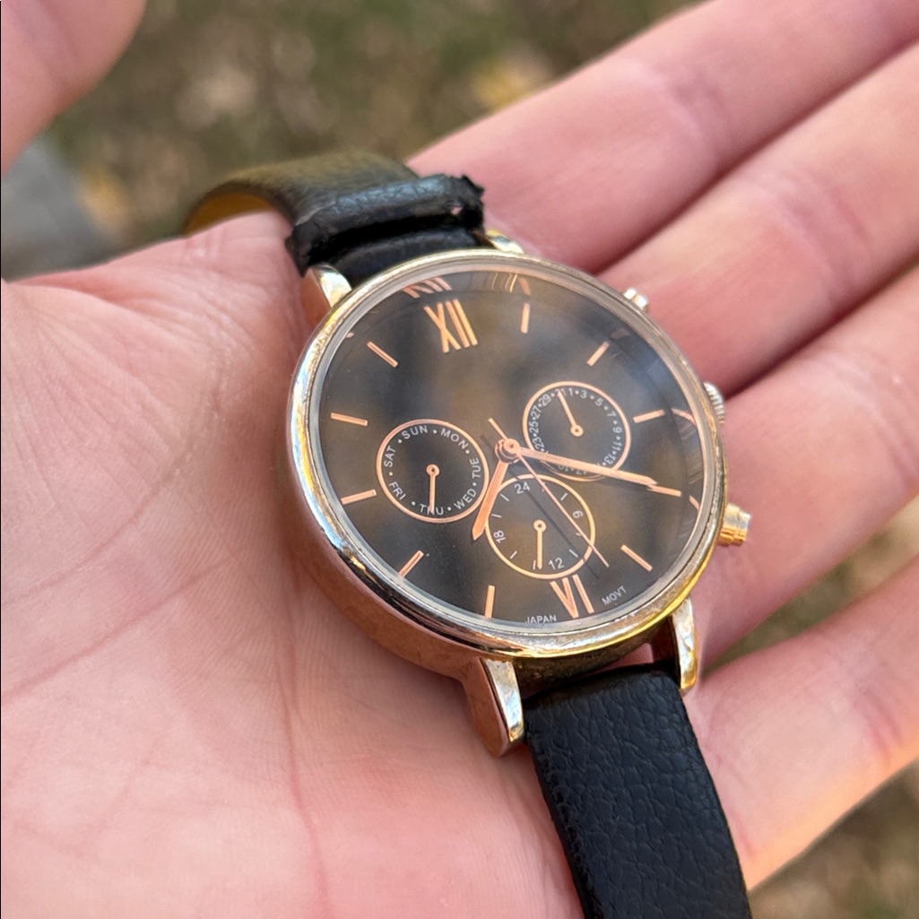 Qrtz Black Leather Strap Watch With Gold Accents